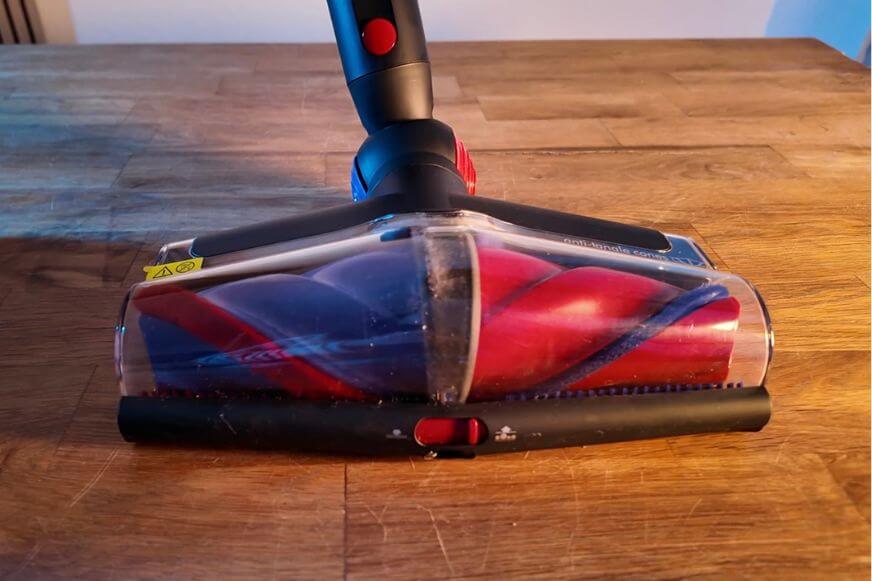 Die neue Bodendüse des Dyson V16 Piston Animal wird im Test gezeigt.